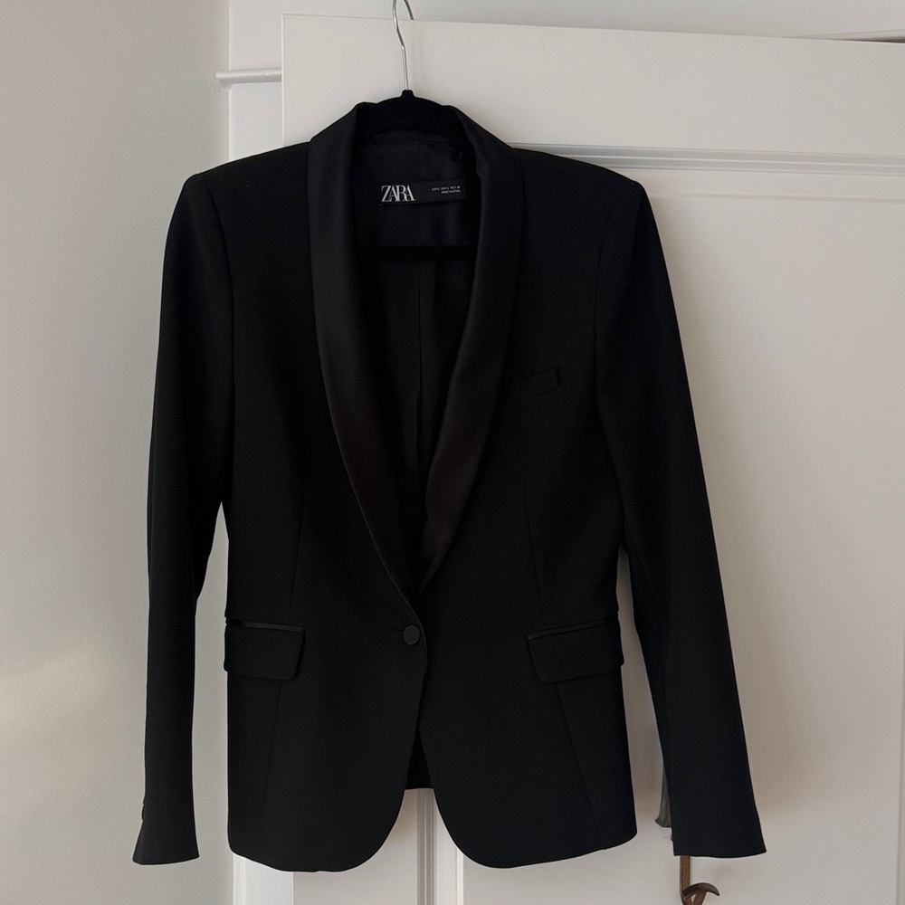 Zara Women’s Black Blazer